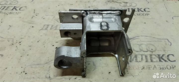 Кронштейн усилителя переднего бампера правый Audi
