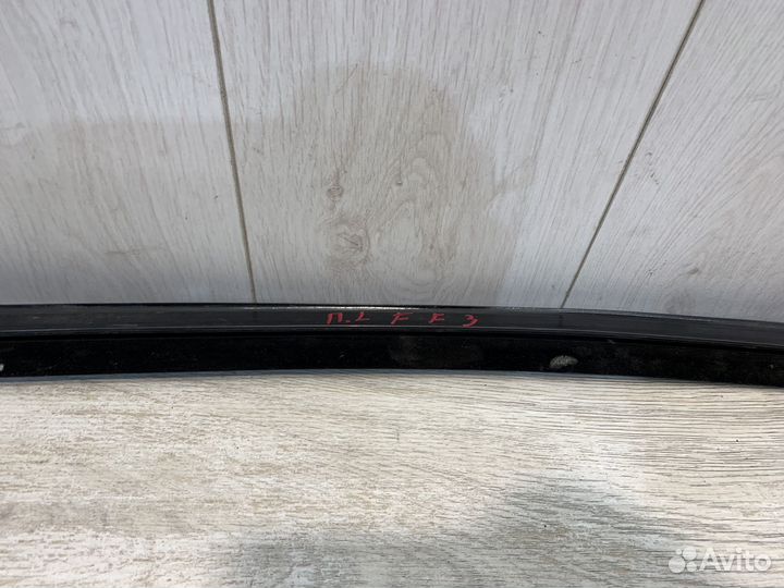 Уплотнитель стекла передней левой двери Ford Focus