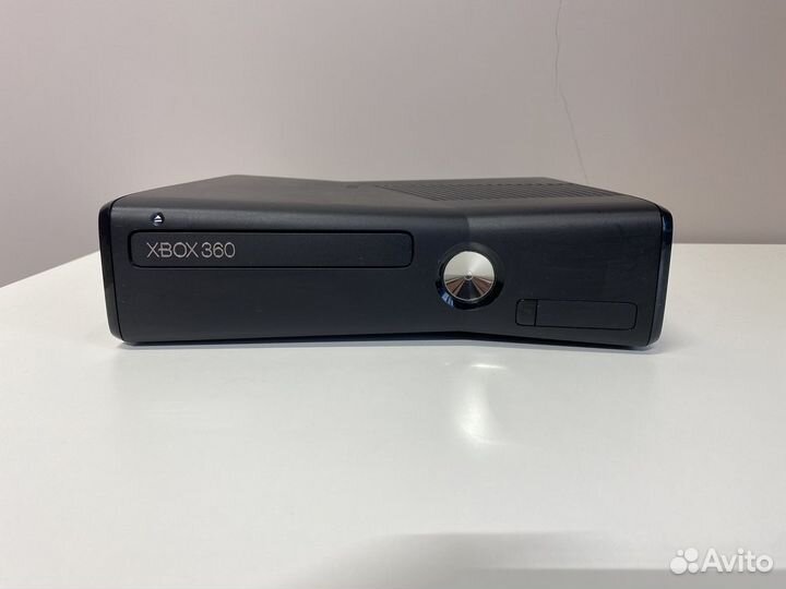 Xbox 360 S + 2 джойстика