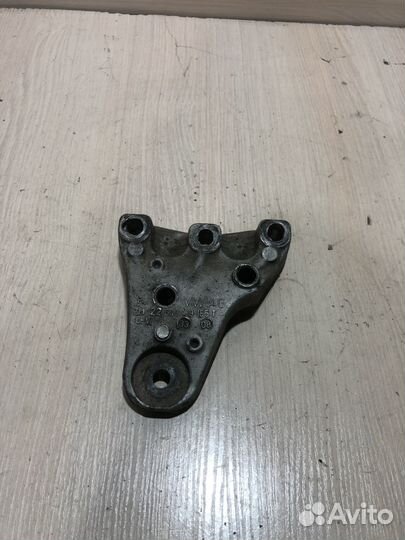 Кронштейн двигателя правый Шкода Фабия 2