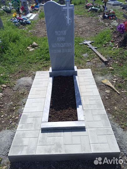 Памятники на кладбище