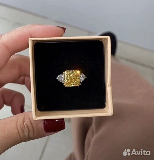 Кольцо серебро 15.7 муассанит цитрин
