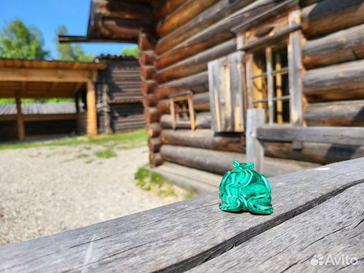 Малахитовая фигурка