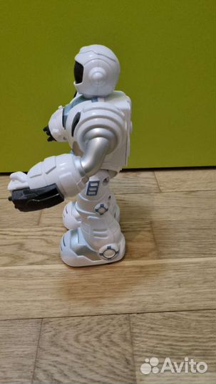 Игрушка робот интерактивный