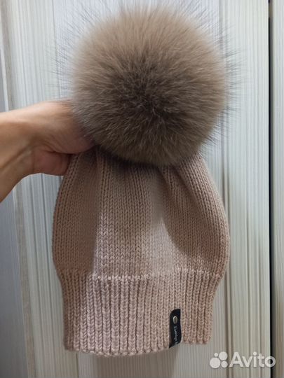 Вязаная шапка с помпоном. Ручная работа