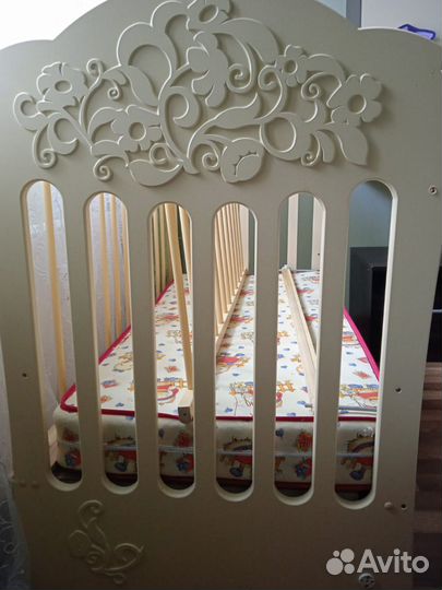 Детская кроватка с маятником