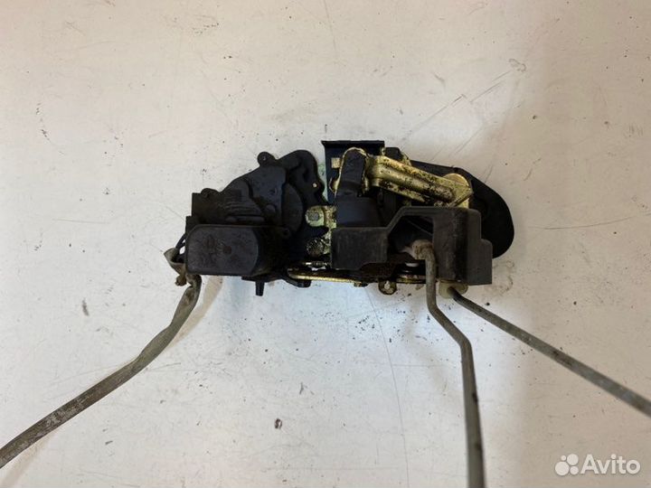 Замок боковой двери задний правый Kia Shuma