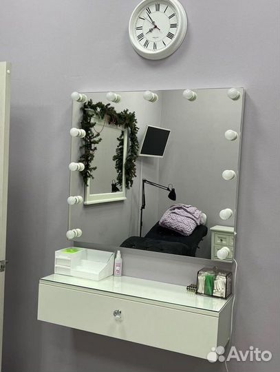 Гримерное зеркало с консолью