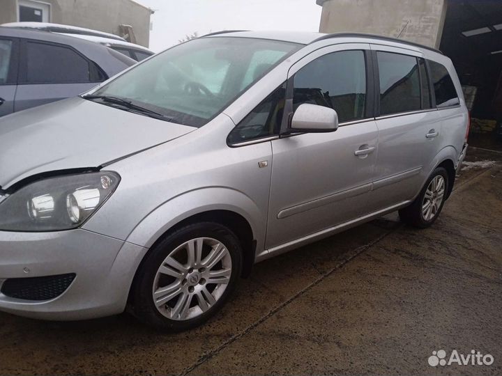 Фонарь задний правый opel zafira B 2009