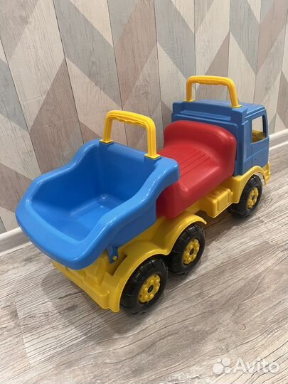 Грузовик каталка детская