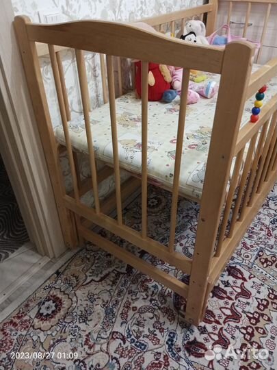 Детская кроватка с маятником