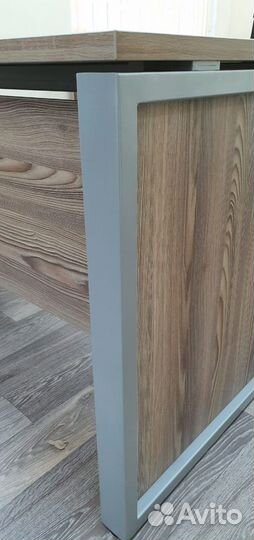 Стол для руководителя на металлическом каркасе