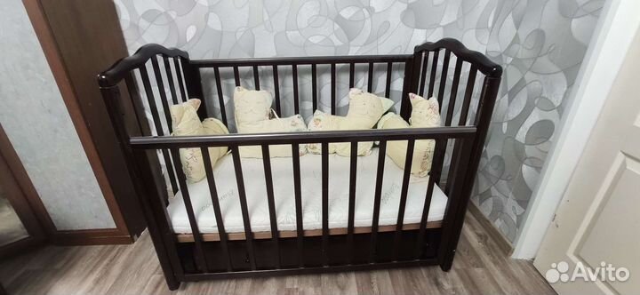 Детская кроватка с продольным маятником