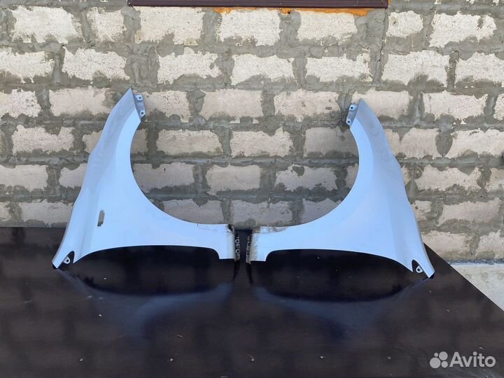 Передное левое крыло на Kia Rio 4 серого цвета