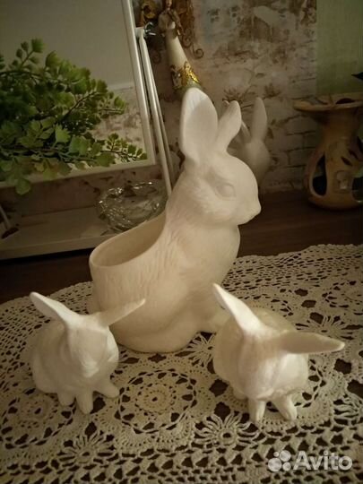 Продаю стекл. этажерку и набор зайцев (3 шт.)