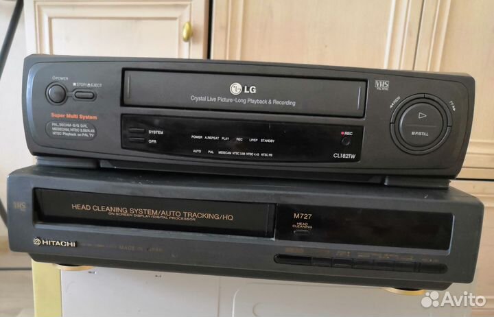Два видеомагнитофона Hitachi и LG