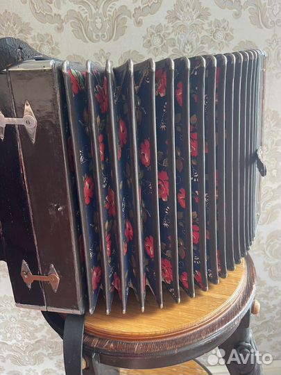 Гармонь старинная деревянная