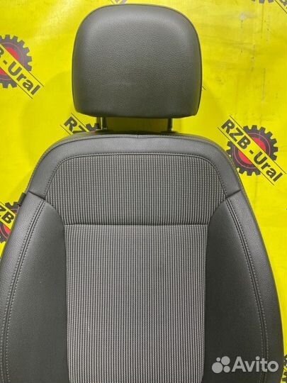 Сиденье переднее правое Opel Astra J хэтчбек