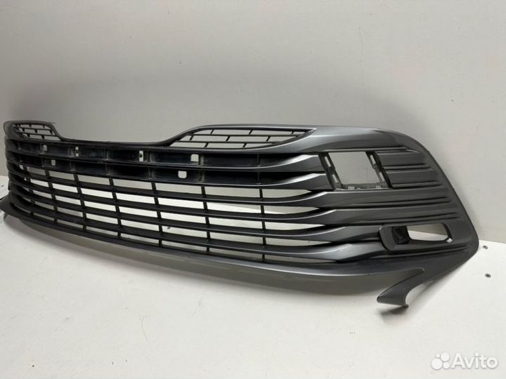 Решетка в бампер передняя Toyota Camry V70