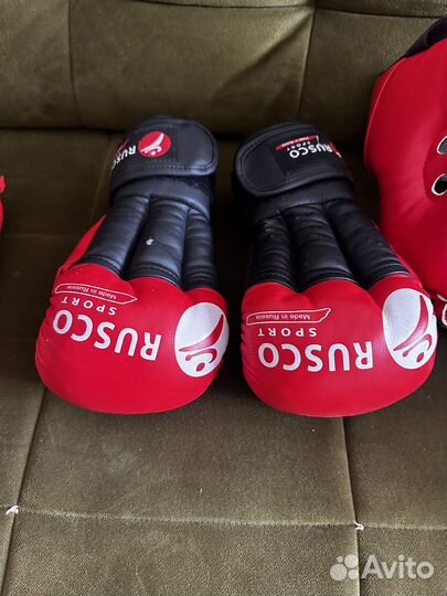 Шлем, перчатки для рукопашного боя