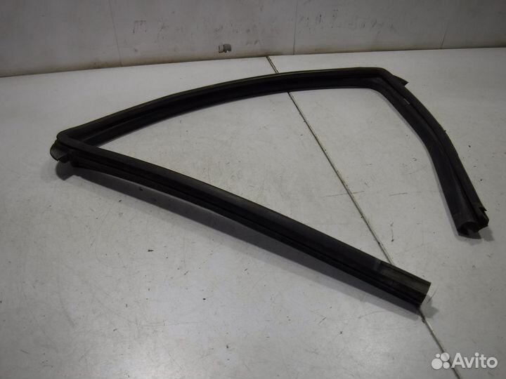 Уплотнитель стекла двери Nissan Note -2013