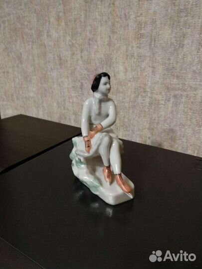 Фарфоровая статуэтка 