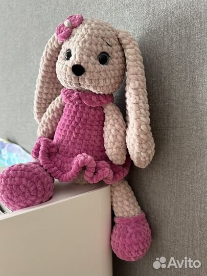 Заяц вязаный с длинными ушами