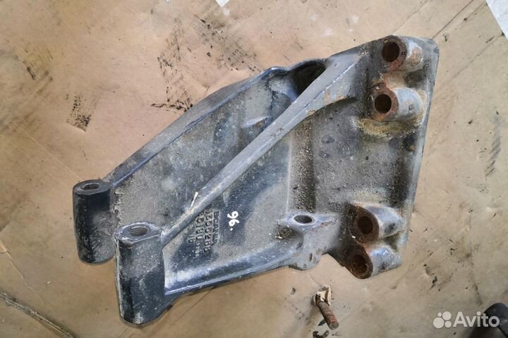 Кронштейн реактивной тяги правый 1355288 Скания