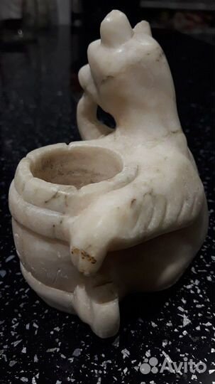 Медведь с бочонком из мрамора