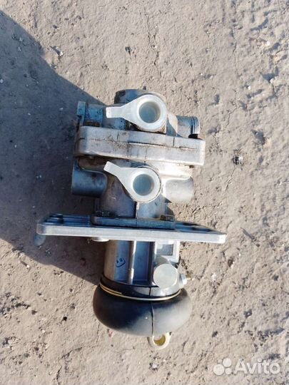 Кран тормозной камаз