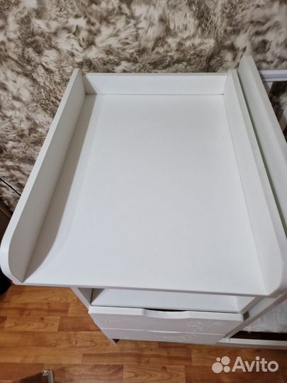 Детская кроватка с маятником и пеленальным комодом