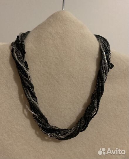 Витое колье серебристо-черное из бисера
