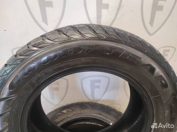 Goodyear UltraGrip 215/65 R16 98T