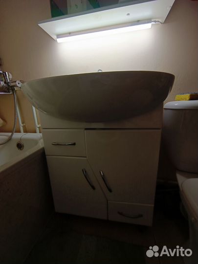 Шкафчик с зеркалом и раковина в ванную