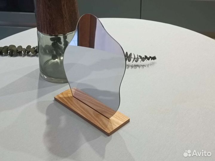 Настольно зеркало на деревянной подставке