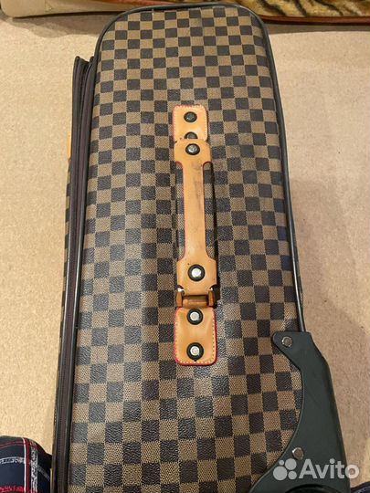 Чемодан на колесах размер m