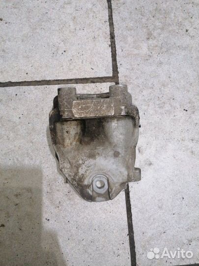 Кронштейн опоры двигателя задний левый Nissan