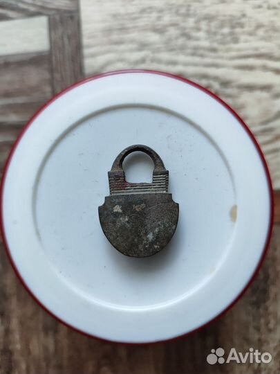 Навесной замок старинный
