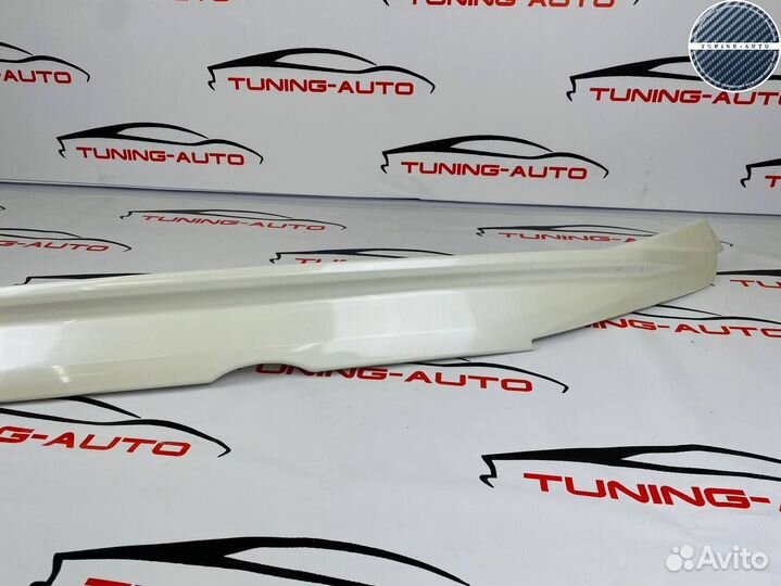 Спойлер под стекло Lexus LX570 Wald