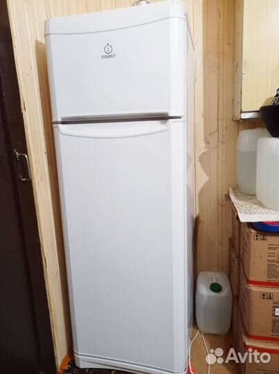 Холодильник indesit