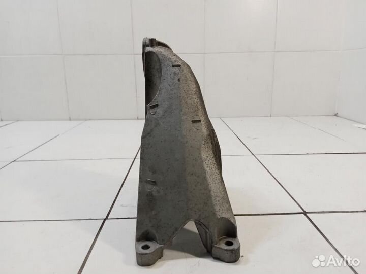 Кронштейн двигателя правый Volkswagen Touareg 2 NF