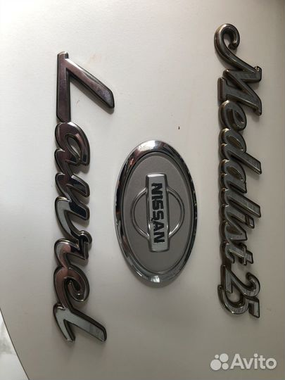 Эмблема Nissan laurel Medalist 25