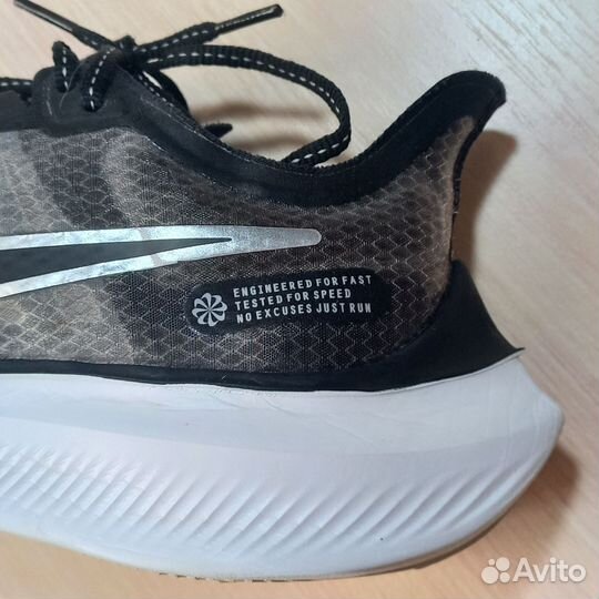 Беговые кроссовки nike zoom gravity