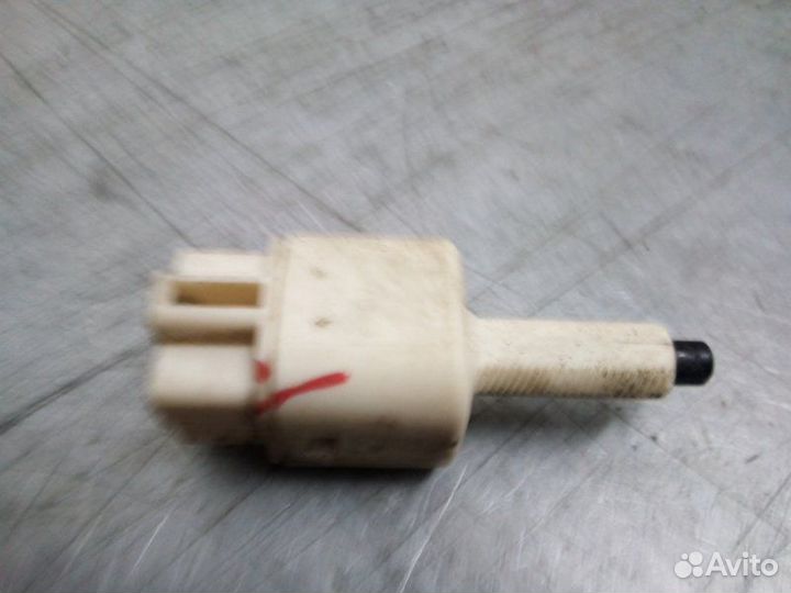 Датчик включения стопсигнала Toyota Avensis 2