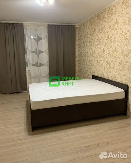Кровать двуспальная с матрасом