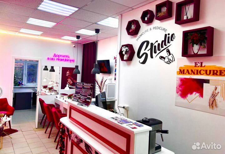 Маникюр, педикюр в салоне красоты