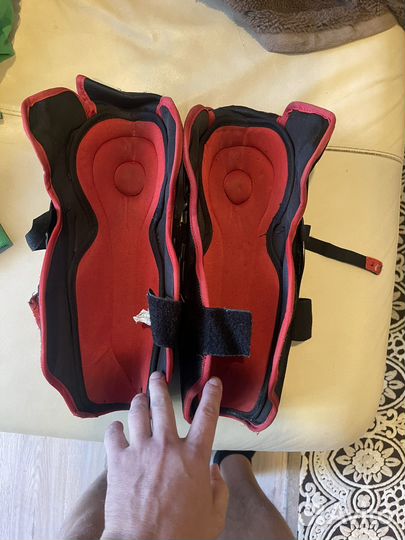 Щитки хоккейныессм размер 11