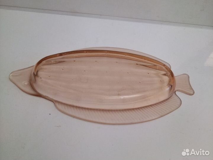 Два винтажных блюда под рыбу,карамельное стекло