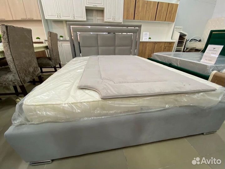 Кровать двуспальная с подъемным механизмом