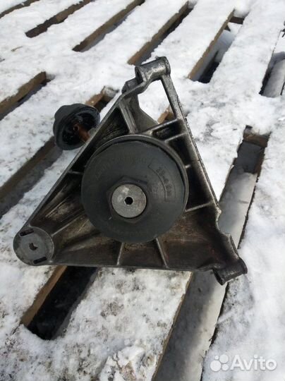 Кронштейн масляного фильтра Volkswagen Passat B5